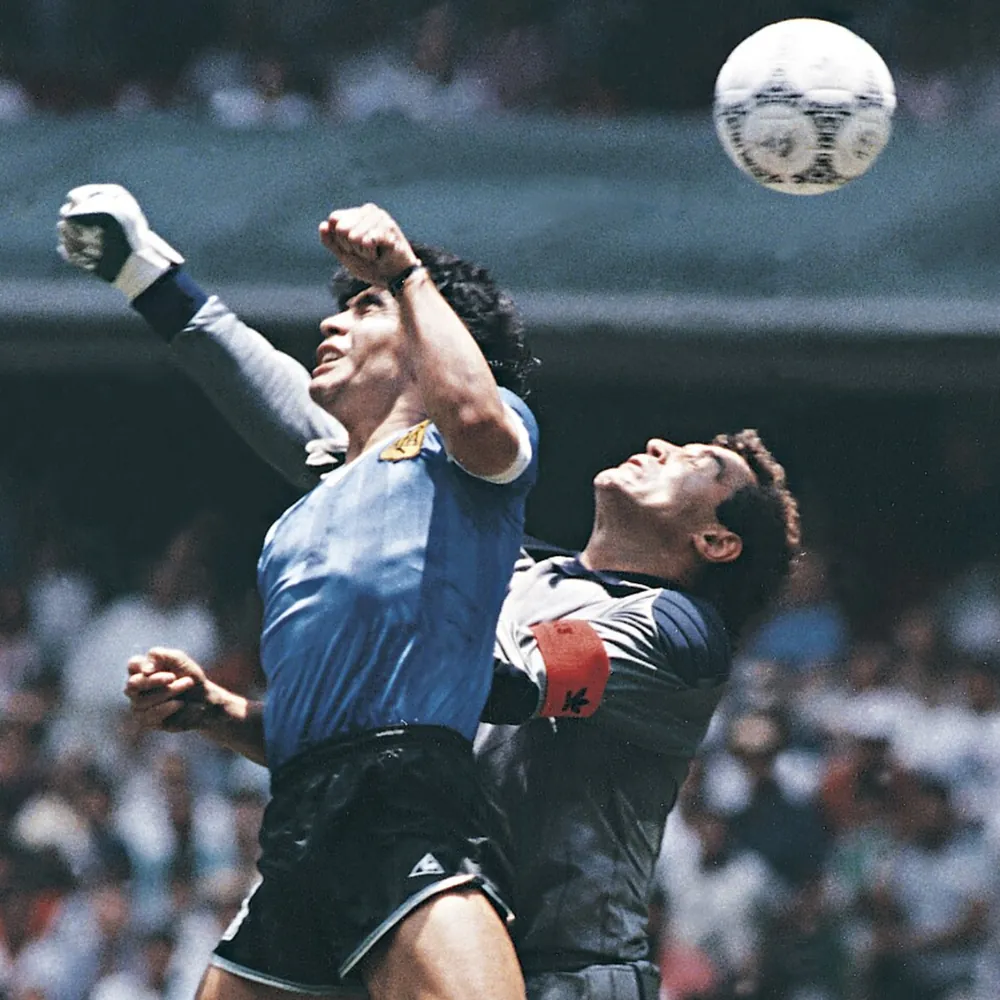 Maradonas Faust und Shilton, 51. Minute