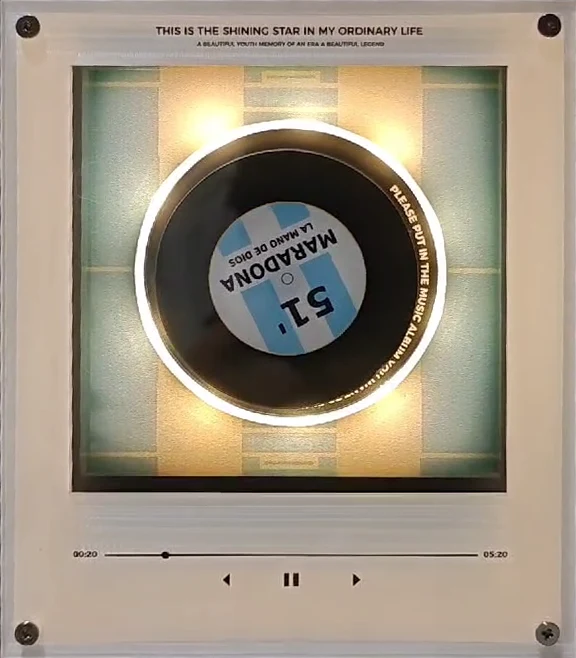 Le cadre VINILAZO avec le disque de votre équipe au centre